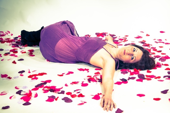 posizione yoga che ruota l’addome