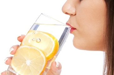 Acqua fruttata da bere, 5 ricette sane e dissetanti