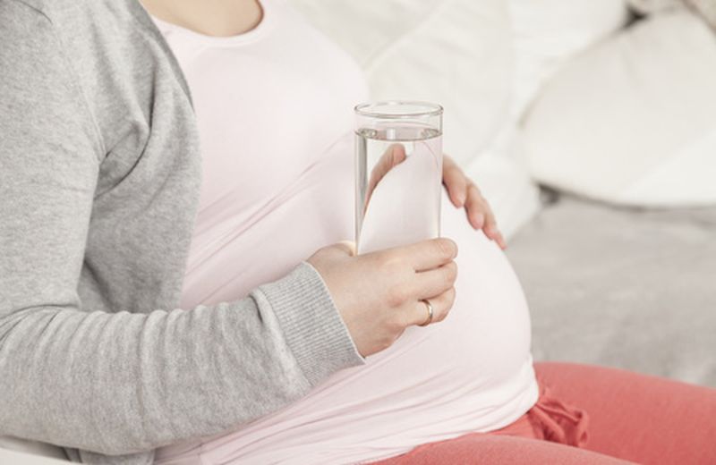 Quanta acqua bere in gravidanza?