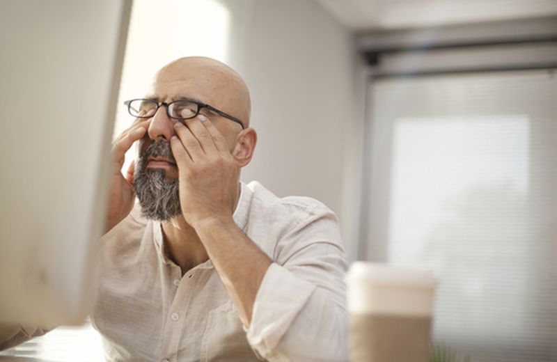 Occhi stanchi: cause e rimedi naturali