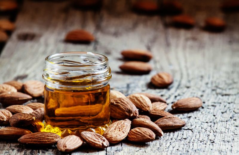 Olio di mandorle dolci: utilizzo e benefici Olio di mandorle dolci: utilizzo e benefici