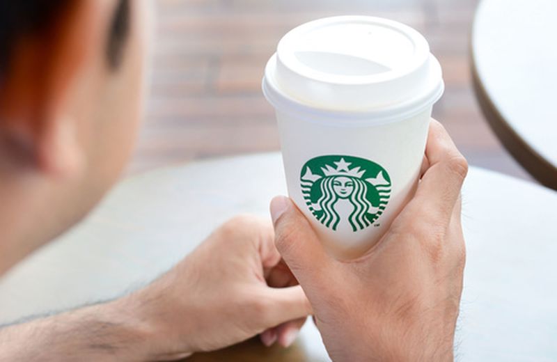 Starbucks dice addio alle cannucce