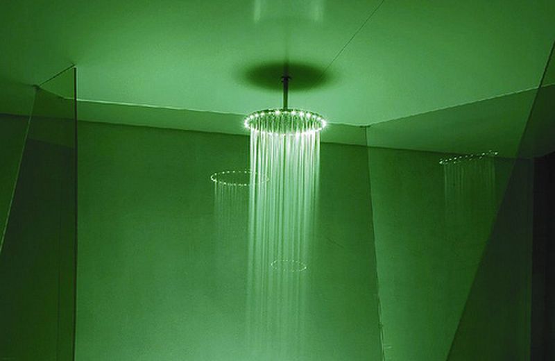 Cromoterapia in doccia: un bagno di luce